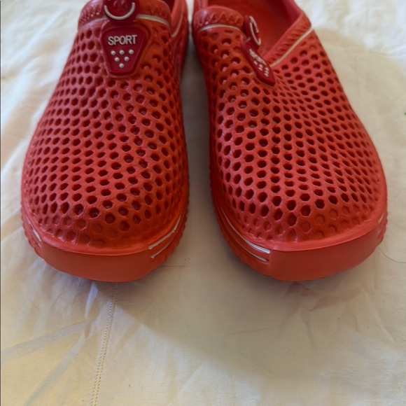Sport Light weight Red Slip-On Mesh Water shoes. Clog style. Size 10. - Picture 3 of 8